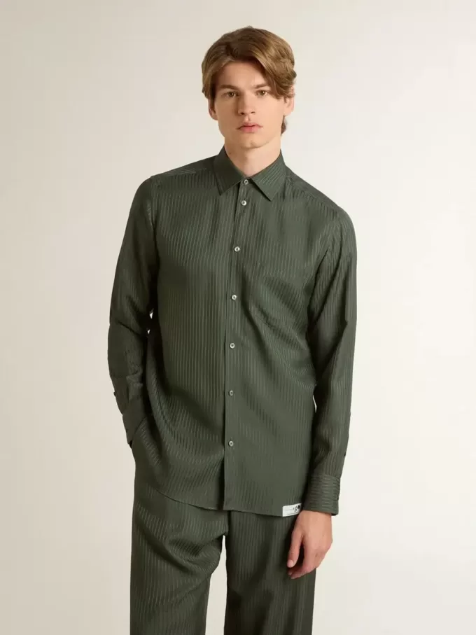 Camisa verde oscuro para hombre con rayas verticales Camisa verde oscuro para hombre con rayas verticales