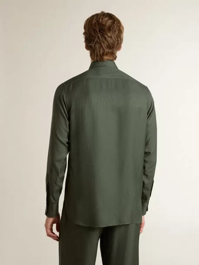 Camisa verde oscuro para hombre con rayas verticales Camisa verde oscuro para hombre con rayas verticales