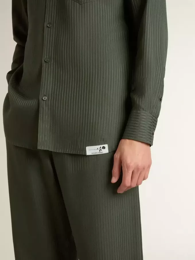 Camisa verde oscuro para hombre con rayas verticales Camisa verde oscuro para hombre con rayas verticales