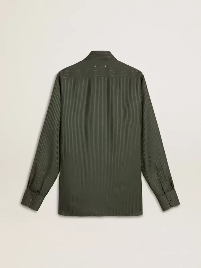 Camisa verde oscuro para hombre con rayas verticales Camisa verde oscuro para hombre con rayas verticales