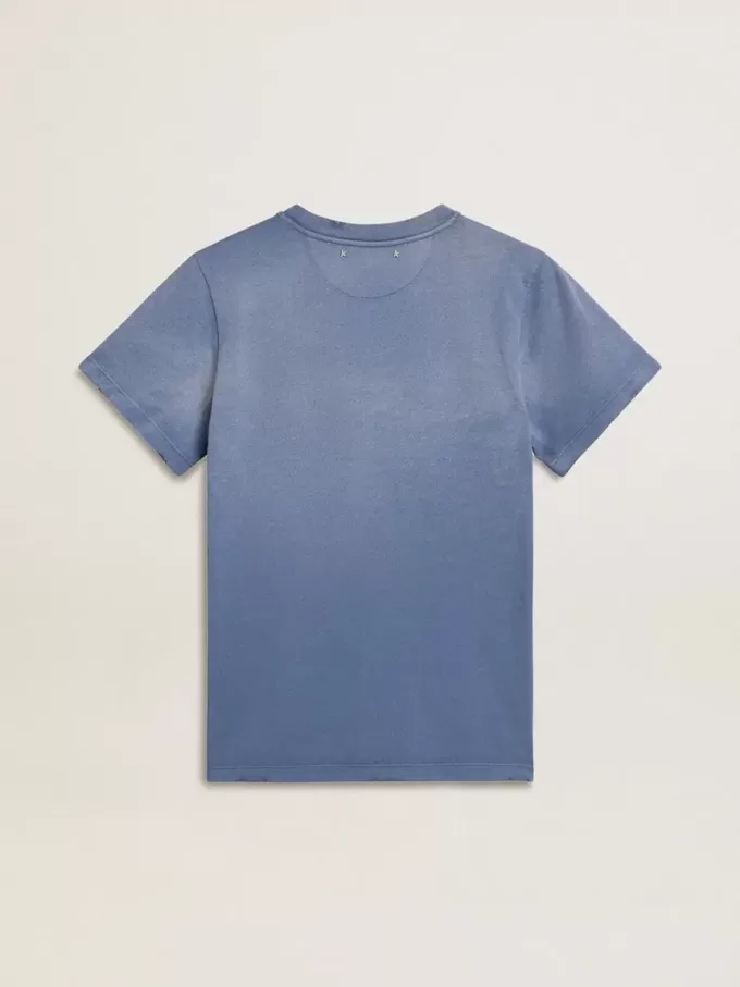 Camiseta azul claro descolorida para mujer con estampado en el pecho Camiseta azul claro descolorida para mujer con estampado en el pecho