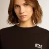 Camiseta Black Star Collection con logotipo y estrella blancos en contraste