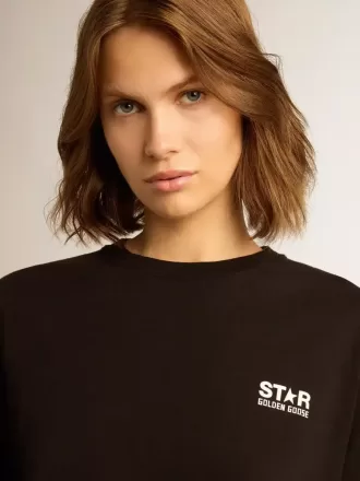 Camiseta Black Star Collection con logotipo y estrella blancos en contraste