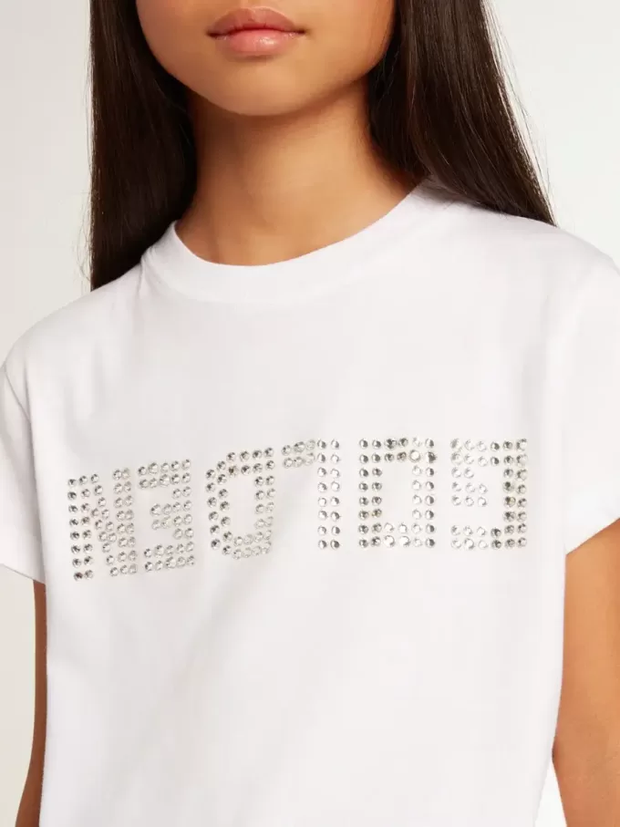Camiseta blanca con letras doradas en cristales en el centro Camiseta blanca con letras doradas en cristales en el centro