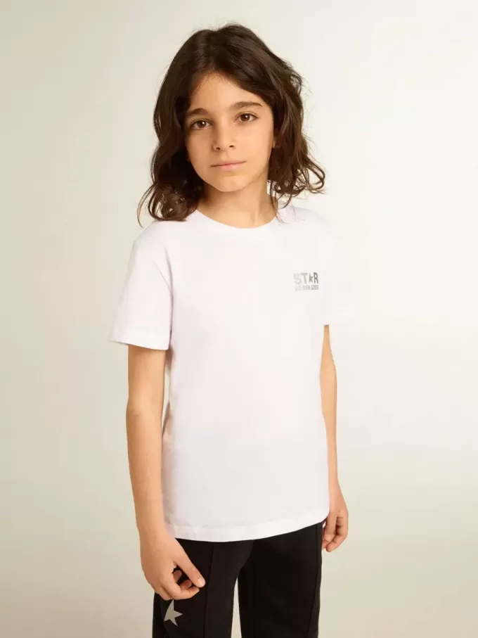 Camiseta blanca con logotipo plateado en contraste en la parte delantera Camiseta blanca con logotipo plateado en contraste en la parte delantera