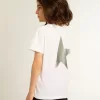 Camiseta blanca con logotipo plateado en contraste en la parte delantera Camiseta blanca con logotipo plateado en contraste en la parte delantera