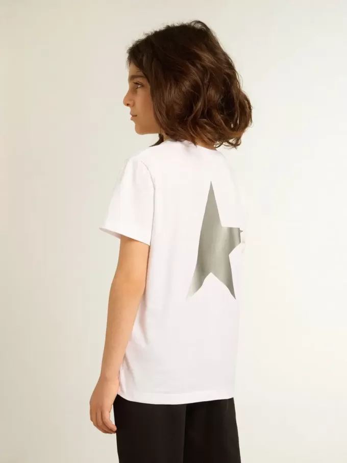 Camiseta blanca con logotipo plateado en contraste en la parte delantera Camiseta blanca con logotipo plateado en contraste en la parte delantera