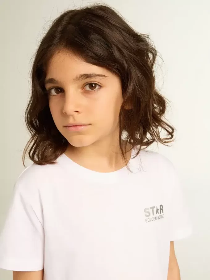 Camiseta blanca con logotipo plateado en contraste en la parte delantera Camiseta blanca con logotipo plateado en contraste en la parte delantera