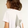 Camiseta blanca con logotipo plateado en contraste en la parte delantera Camiseta blanca con logotipo plateado en contraste en la parte delantera