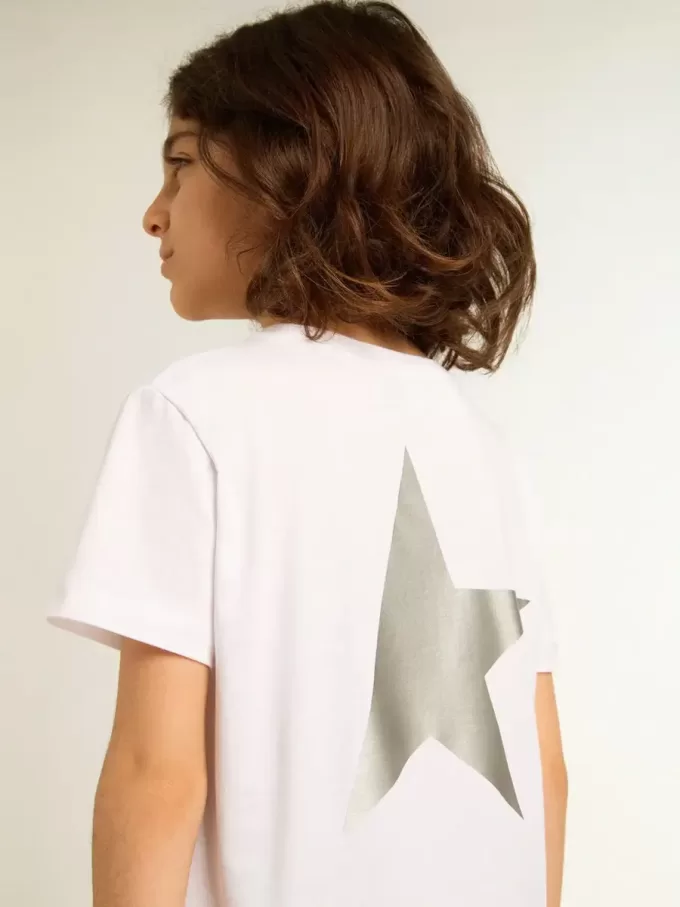 Camiseta blanca con logotipo plateado en contraste en la parte delantera Camiseta blanca con logotipo plateado en contraste en la parte delantera