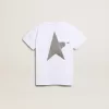 Camiseta blanca con logotipo plateado en contraste en la parte delantera Camiseta blanca con logotipo plateado en contraste en la parte delantera
