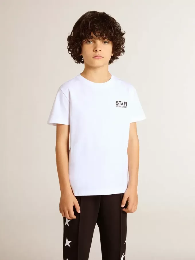 Camiseta blanca con logotipo y estrella negros en contraste Camiseta blanca con logotipo y estrella negros en contraste