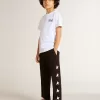 Camiseta blanca con logotipo y estrella negros en contraste Camiseta blanca con logotipo y estrella negros en contraste