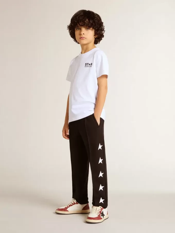 Camiseta blanca con logotipo y estrella negros en contraste Camiseta blanca con logotipo y estrella negros en contraste