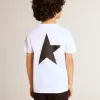 Camiseta blanca con logotipo y estrella negros en contraste Camiseta blanca con logotipo y estrella negros en contraste