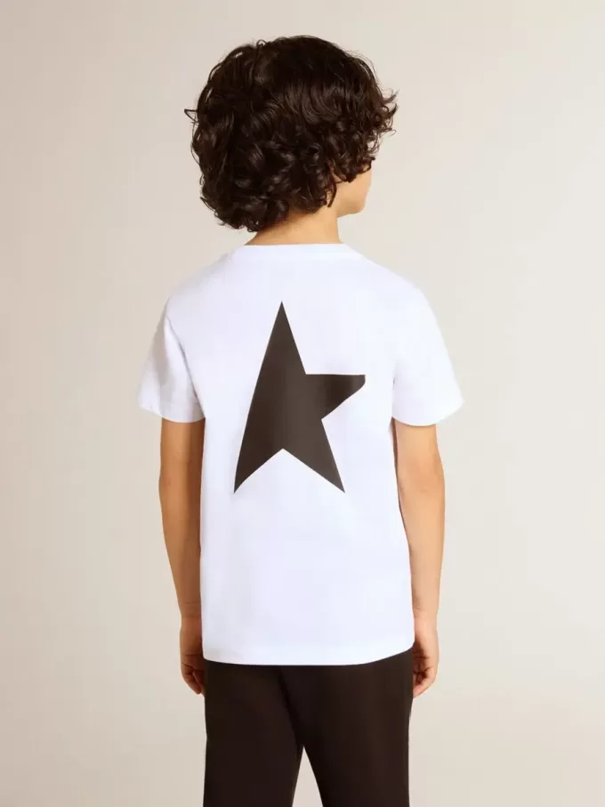 Camiseta blanca con logotipo y estrella negros en contraste Camiseta blanca con logotipo y estrella negros en contraste