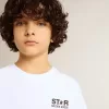 Camiseta blanca con logotipo y estrella negros en contraste Camiseta blanca con logotipo y estrella negros en contraste