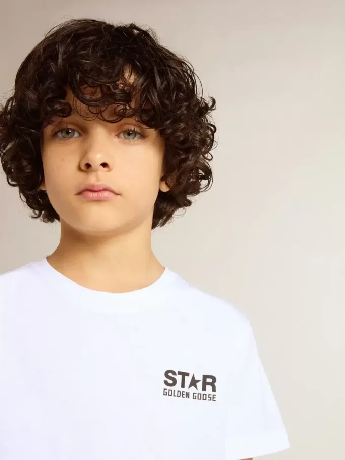 Camiseta blanca con logotipo y estrella negros en contraste Camiseta blanca con logotipo y estrella negros en contraste