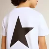 Camiseta blanca con logotipo y estrella negros en contraste Camiseta blanca con logotipo y estrella negros en contraste