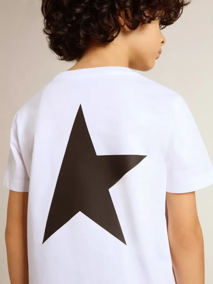 Camiseta blanca con logotipo y estrella negros en contraste Camiseta blanca con logotipo y estrella negros en contraste