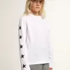 Camiseta blanca de manga larga con estrellas negras en contraste