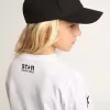 Camiseta blanca de manga larga con estrellas negras en contraste