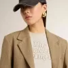 Camiseta blanca de mujer con estampado en la parte delantera Camiseta blanca de mujer con estampado en la parte delantera