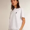 Camiseta blanca de mujer con estrella azul oscuro en la parte delantera Camiseta blanca de mujer con estrella azul oscuro en la parte delantera