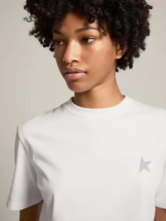 Camiseta blanca de mujer con estrella plateada brillante en la parte delantera