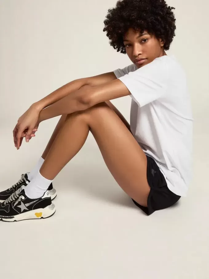 Camiseta blanca de mujer con estrella plateada brillante en la parte delantera