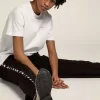 Camiseta blanca de mujer con logotipo y estrella plateados brillantes Camiseta blanca de mujer con logotipo y estrella plateados brillantes