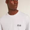 Camiseta blanca para hombre con estrella azul oscuro en la espalda Camiseta blanca para hombre con estrella azul oscuro en la espalda