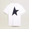 Camiseta blanca para hombre con estrella azul oscuro en la espalda Camiseta blanca para hombre con estrella azul oscuro en la espalda
