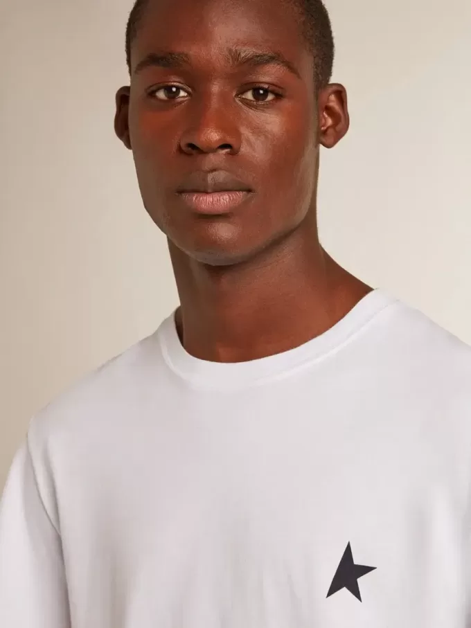 Camiseta blanca para hombre con estrella azul oscuro en la parte delantera Camiseta blanca para hombre con estrella azul oscuro en la parte delantera