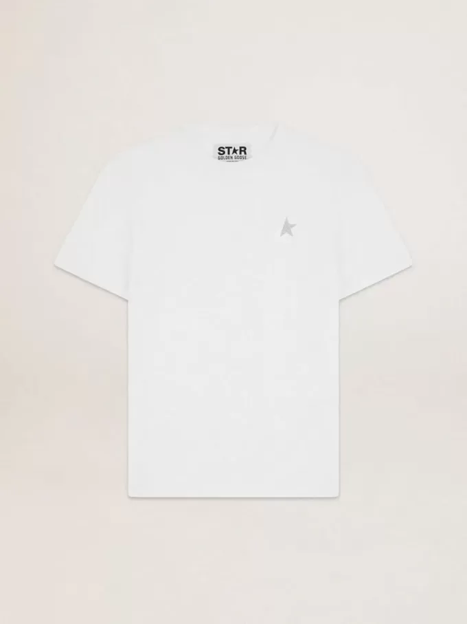 Camiseta blanca para hombre con estrella plateada brillante en la parte delantera. Camiseta blanca para hombre con estrella plateada brillante en la parte delantera.