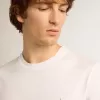 Camiseta blanca para hombre con estrella plateada brillante en la parte delantera. Camiseta blanca para hombre con estrella plateada brillante en la parte delantera.