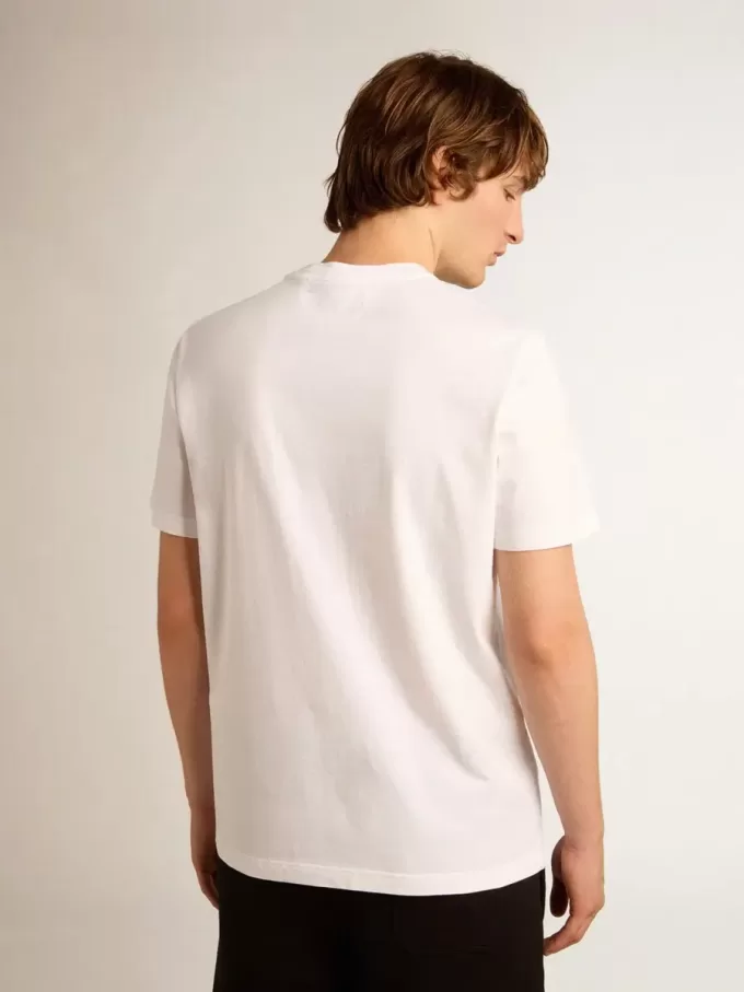 Camiseta blanca para hombre con estrella plateada brillante en la parte delantera. Camiseta blanca para hombre con estrella plateada brillante en la parte delantera.