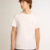 Camiseta blanca para hombre con estrella plateada brillante en la parte delantera. Camiseta blanca para hombre con estrella plateada brillante en la parte delantera.