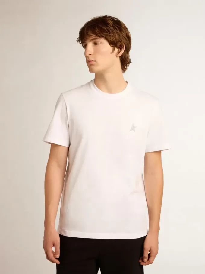 Camiseta blanca para hombre con estrella plateada brillante en la parte delantera. Camiseta blanca para hombre con estrella plateada brillante en la parte delantera.