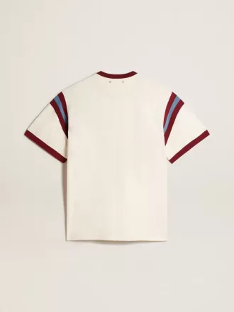 Camiseta blanca para hombre con letras burdeos en la parte delantera