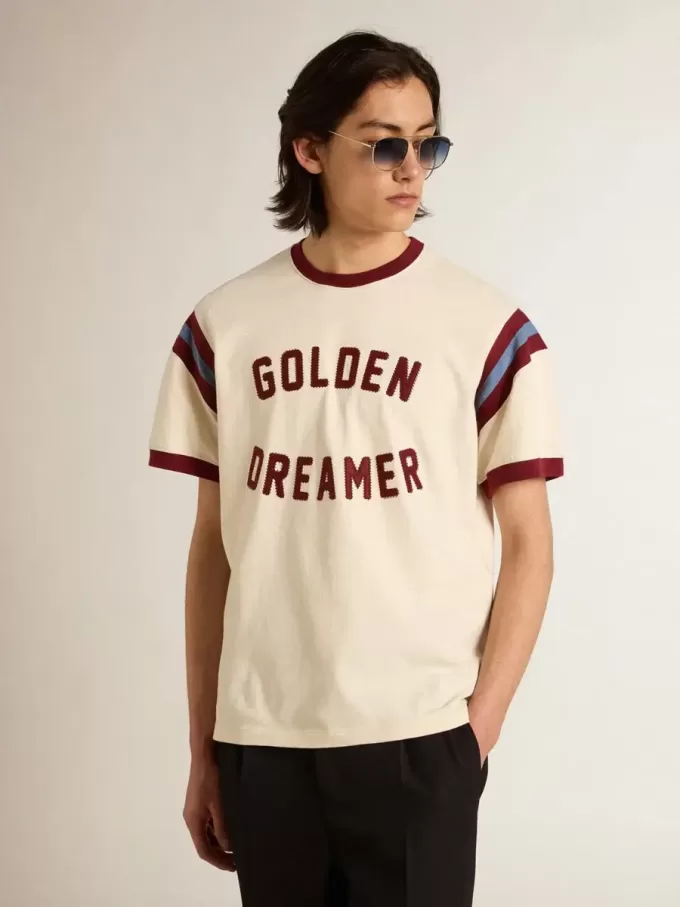 Camiseta blanca para hombre con letras burdeos en la parte delantera Camiseta blanca para hombre con letras burdeos en la parte delantera