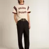 Camiseta blanca para hombre con letras burdeos en la parte delantera Camiseta blanca para hombre con letras burdeos en la parte delantera