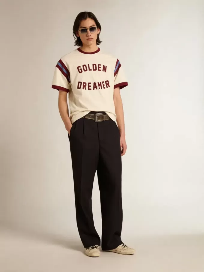 Camiseta blanca para hombre con letras burdeos en la parte delantera Camiseta blanca para hombre con letras burdeos en la parte delantera