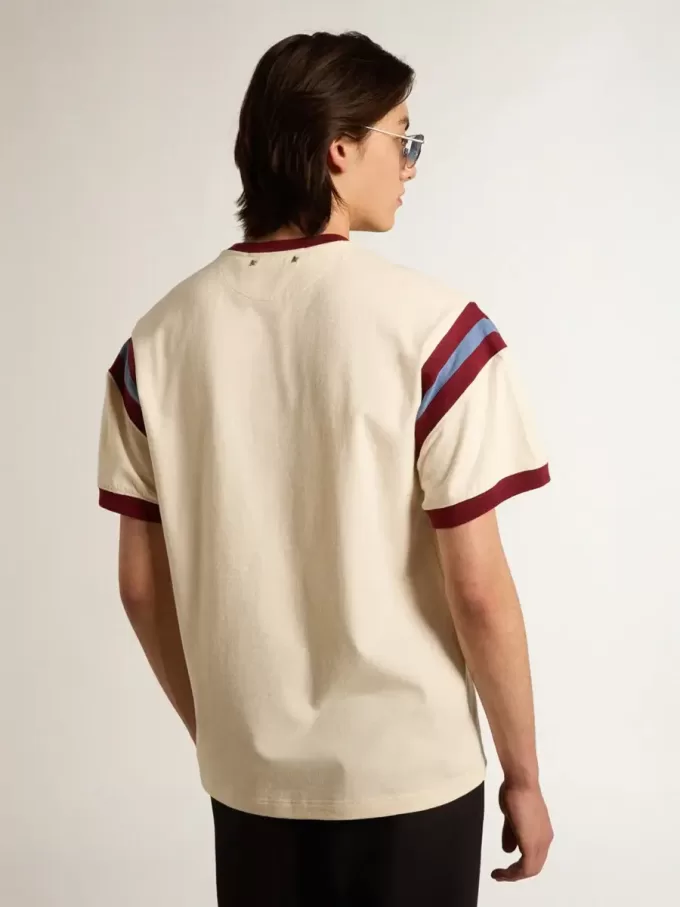 Camiseta blanca para hombre con letras burdeos en la parte delantera Camiseta blanca para hombre con letras burdeos en la parte delantera