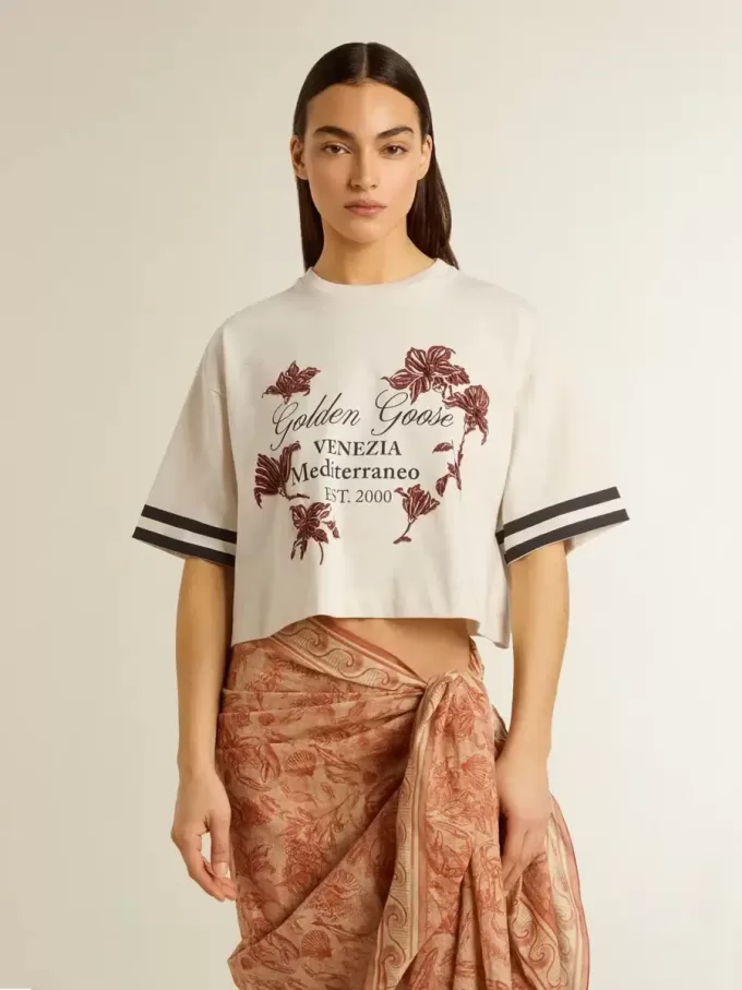 Camiseta corta oversize para mujer en jersey blanco con bordados y estampado «Venezia Mediterraneo». Camiseta corta oversize para mujer en jersey blanco con bordados y estampado «Venezia Mediterraneo».