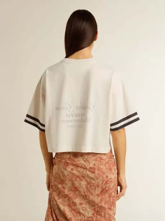 Camiseta corta oversize para mujer en jersey blanco con bordados y estampado «Venezia Mediterraneo». Camiseta corta oversize para mujer en jersey blanco con bordados y estampado «Venezia Mediterraneo».