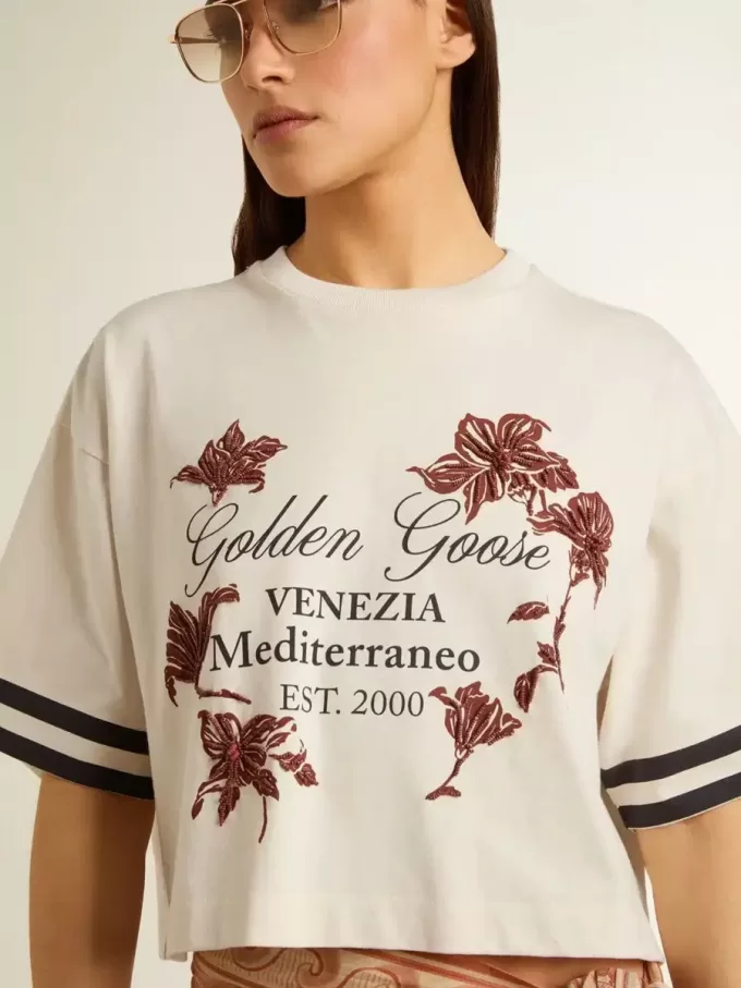 Camiseta corta oversize para mujer en jersey blanco con bordados y estampado «Venezia Mediterraneo». Camiseta corta oversize para mujer en jersey blanco con bordados y estampado «Venezia Mediterraneo».