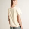 Camiseta crema para mujer con detalles en rojo descolorido