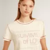Camiseta crema para mujer con detalles en rojo descolorido