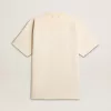 Camiseta de algodón para hombre en blanco vintage con borde sin rematar en la parte delantera. Camiseta de algodón para hombre en blanco vintage con borde sin rematar en la parte delantera.